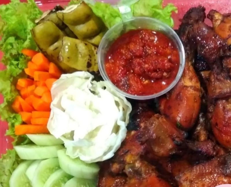 Paket Ayam Bakar + Lalapan/ Sayur Asem + Sambal